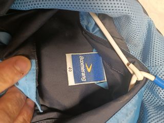 Chaqueta cortavientos Boomerang azul y negra