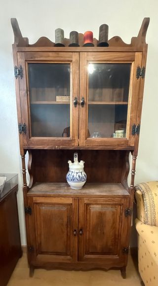 Vitrina de madera maciza con puertas de cristal