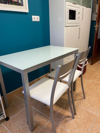 Mesa de cocina y 2 sillas