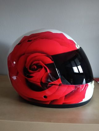 Casco de moto con diseño de rosa roja
