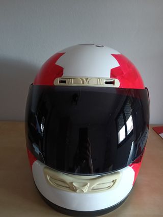 Casco de moto con diseño de rosa roja