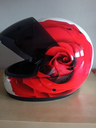 Casco de moto con diseño de rosa roja