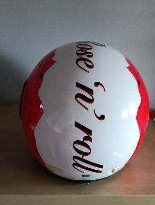 Casco de moto con diseño de rosa roja