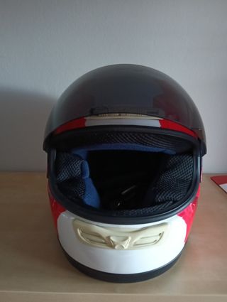 Casco de moto con diseño de rosa roja