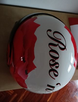 Casco de moto con diseño de rosa roja