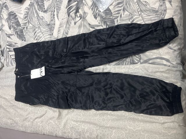 Pantalón cargo satinado Zara negro