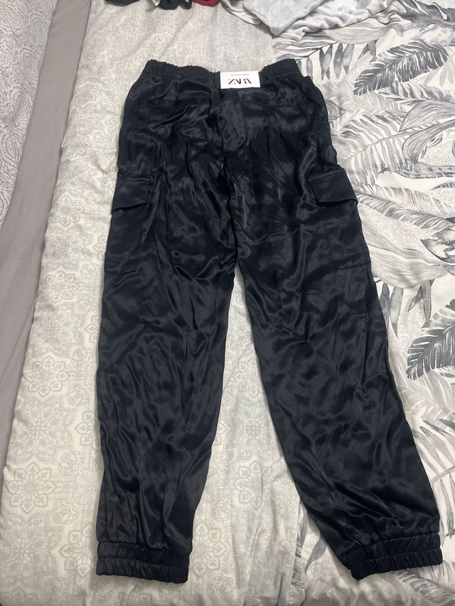 Pantalón cargo satinado Zara negro