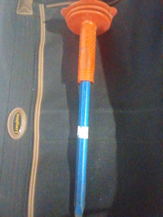Cincel bellota grande con mango de goma .