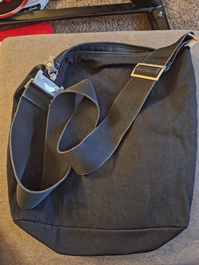 Mala preta com alça ajustável