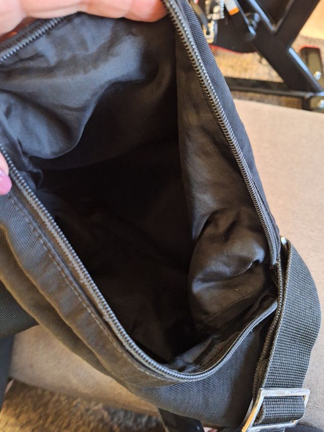 Mala preta com alça ajustável