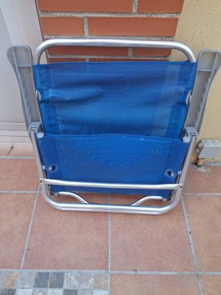 Silla de playa plegable azul y gris