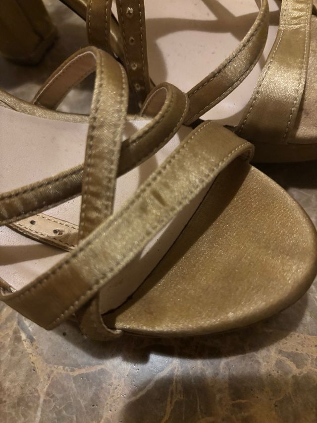 Zapatos de tacón Sfera dorados talla 42