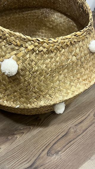 Cesta de fibras naturales decorada con pompones