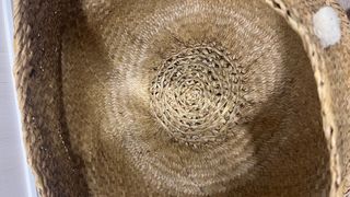 Cesta de fibras naturales decorada con pompones