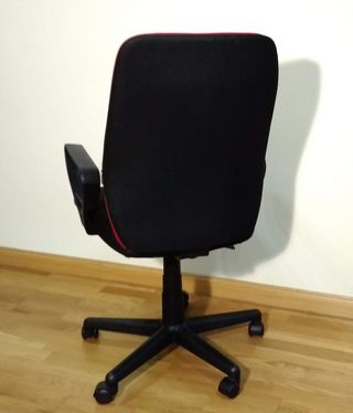 Silla de oficina ergonómica roja y negra