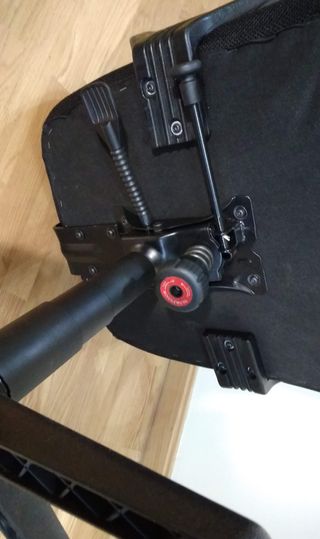 Silla de oficina ergonómica roja y negra