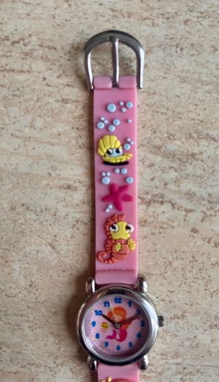 Reloj infantil rosa con sirenas y caballito de mar