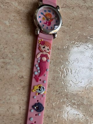 Reloj infantil rosa con sirenas y caballito de mar