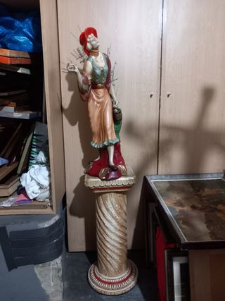 Figura antigua grande mujer con cántaro