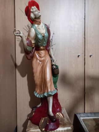 Figura antigua grande mujer con cántaro
