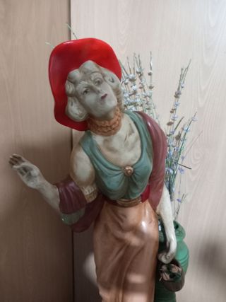 Figura antigua grande mujer con cántaro