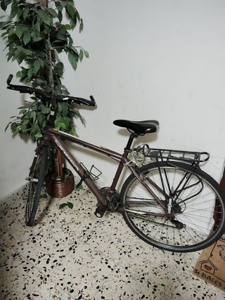 Bicicleta de montaña color marrón marca Orbea 