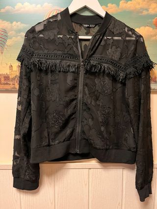 Bomber negra SHEIN con encaje y flecos Talla M