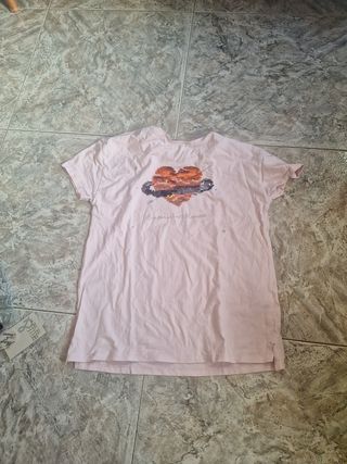 Camiseta rosa con corazón de lentejuelas