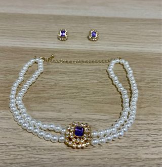 Elegante conjunto collar de perlas y pendientes 