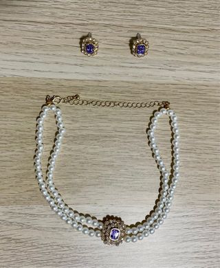 Elegante conjunto collar de perlas y pendientes 