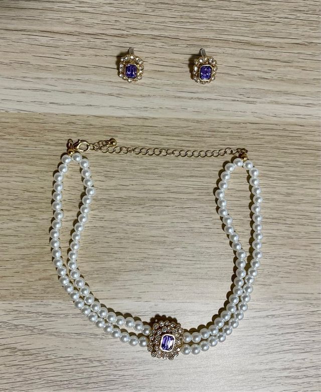 Elegante conjunto collar de perlas y pendientes