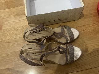Sandalias de tacón con brillos