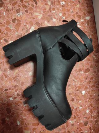 Botines negros con plataforma y hebillas