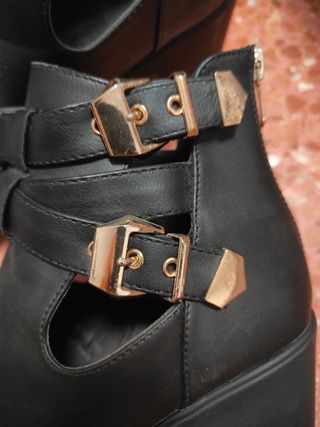 Botines negros con plataforma y hebillas