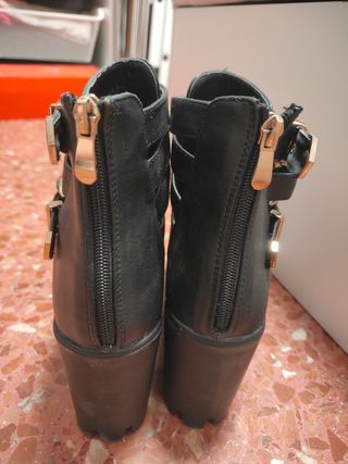 Botines negros con plataforma y hebillas