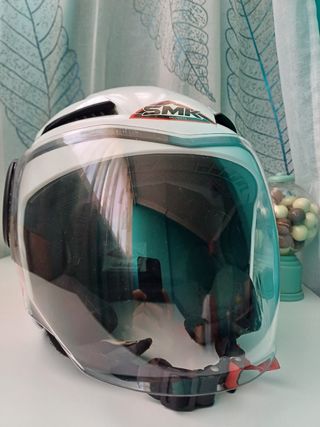 Casco de moto SMK blanco y rosa
