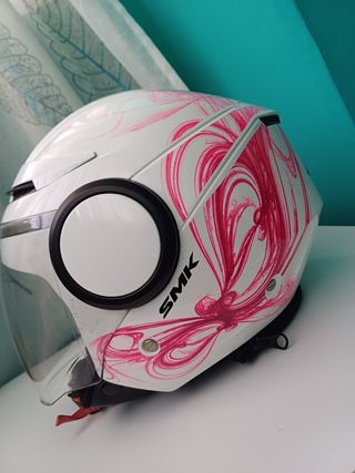 Casco de moto SMK blanco y rosa