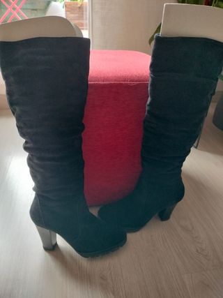 Botas altas ante negras.