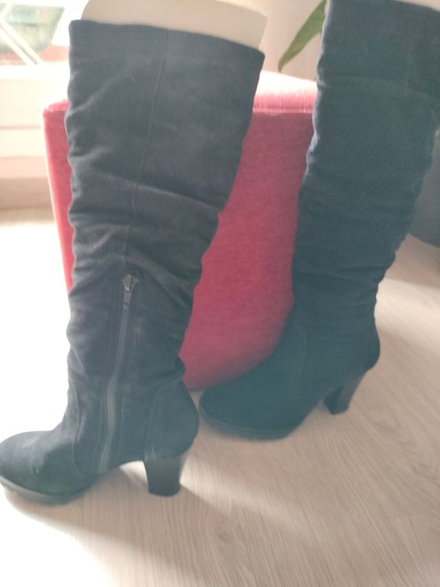 Botas altas ante negras.