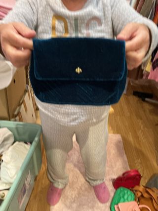 Bolso de terciopelo azul con detalle dorado