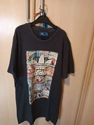 Camiseta Adidas Negra con Estampado