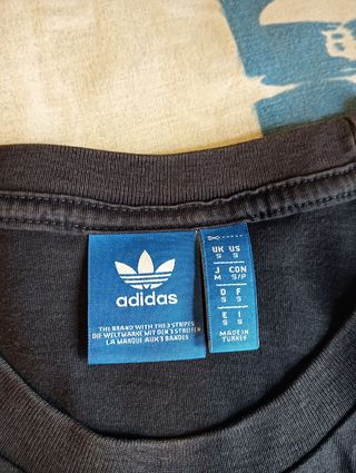 Camiseta Adidas Negra con Estampado