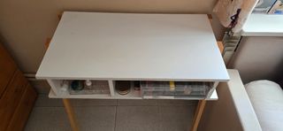 Tocador, sillón,  cojín, alfombra y sillón baúl.