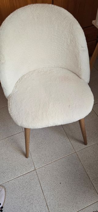 Tocador, sillón,  cojín, alfombra y sillón baúl.