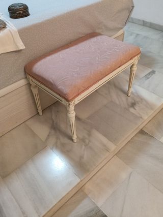 Dormitorio de madera tallada y lacado con pátina