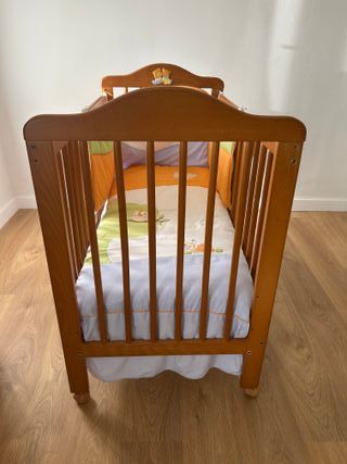 Cuna de madera para bebé