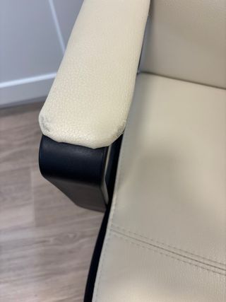 Silla de escritorio beige. 