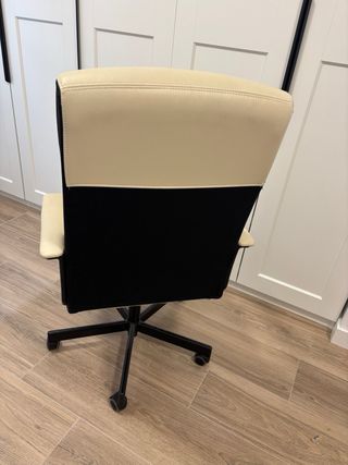 Silla de escritorio beige. 