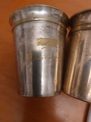 Vasos de metal plateado con sello vintage