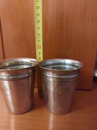 Vasos de metal plateado con sello vintage